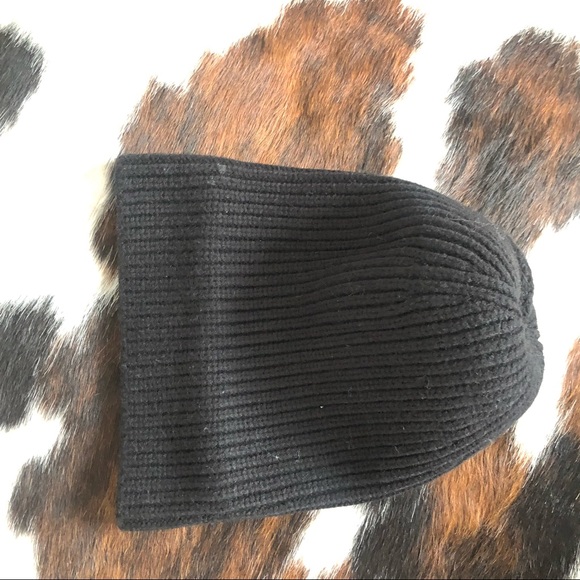 New Beanie Single Pom - black fox fur Pom beanie brand new - Picture 16 of 17